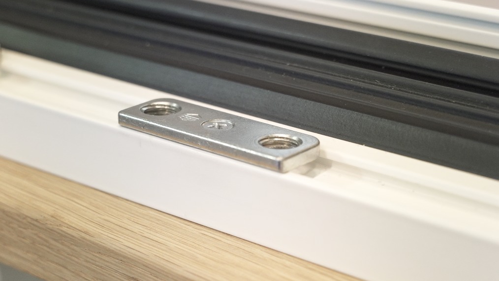 Aria aperta e sicurezza: serramenti con Contatto d’allarme SMP